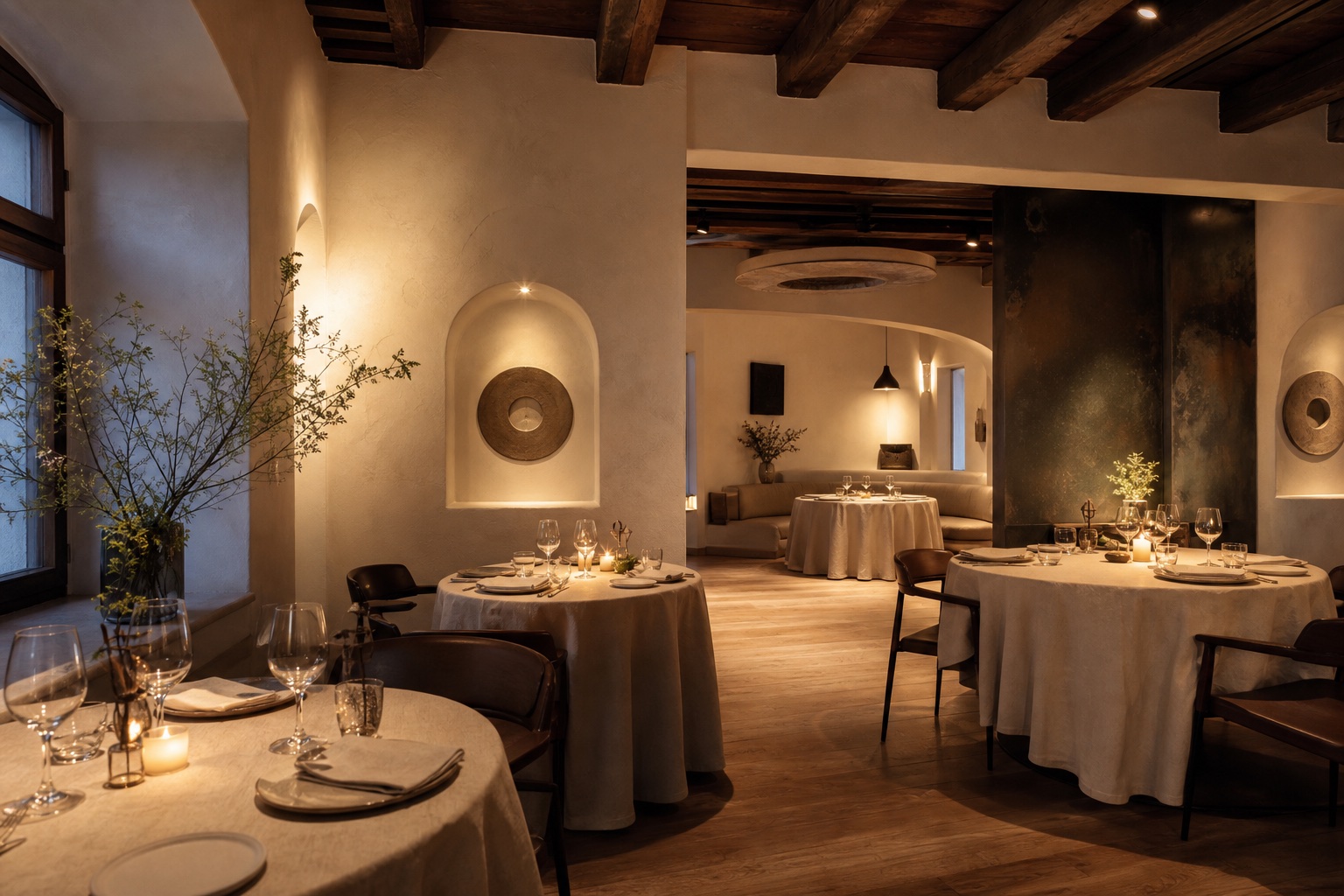 Główna sala restauracji o miękkich łukach i okrągłych stołach